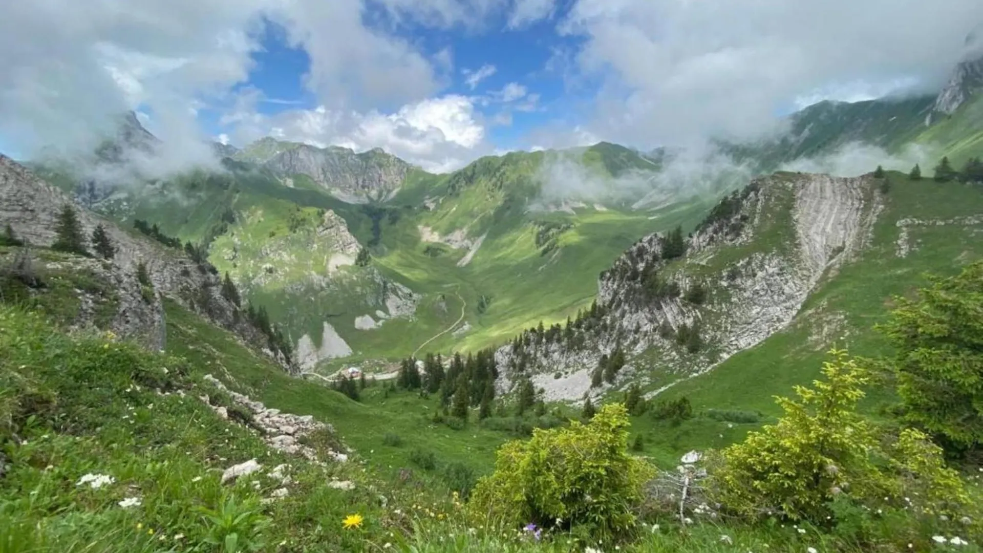 Magnificent Chalet On The Mountain Slopes Les Gets