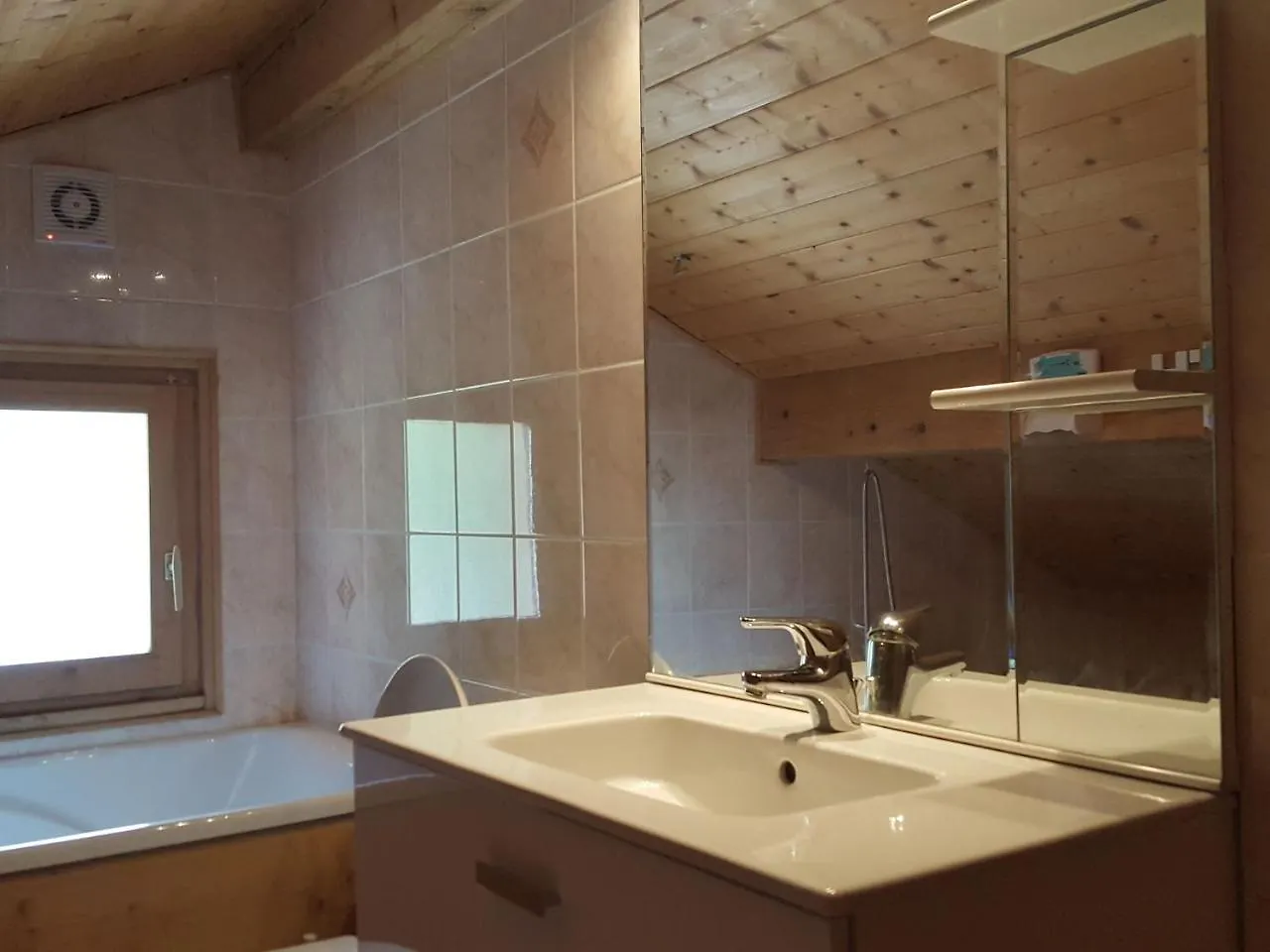 Magnificent Chalet On The Mountain Slopes Les Gets